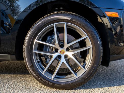 Certified 2025 Porsche Macan AWD/4WD image 12
