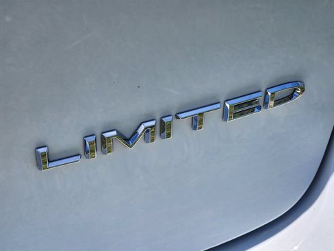 New 2027 Chrysler Pacifica Limited FWD image 8