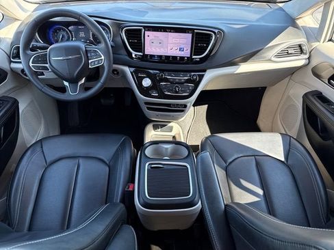 Used 2023 Chrysler Pacifica Touring-L FWD image 12