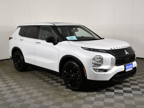 Used 2024 Mitsubishi Outlander SE Black Edition AWD/4WD image 4