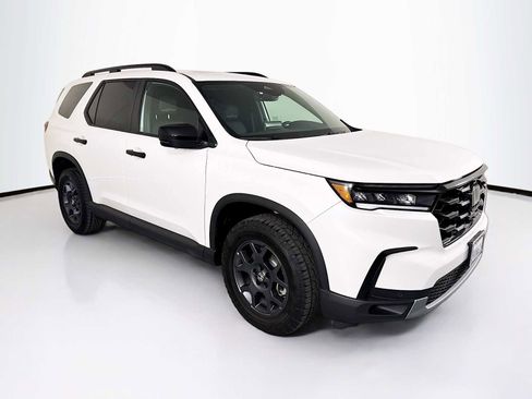 Certified 2025 Honda Pilot TrailSport image 1