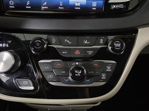 Used 2024 Chrysler Pacifica Touring-L image 24