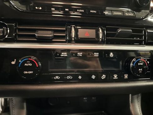 Used 2025 Nissan Pathfinder SL AWD/4WD image 17