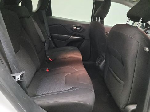 Used 2019 Jeep Cherokee Latitude w/ Popular Appearance Group AWD/4WD image 19