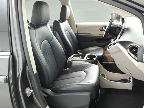 Used 2019 Chrysler Pacifica Touring-L image 29