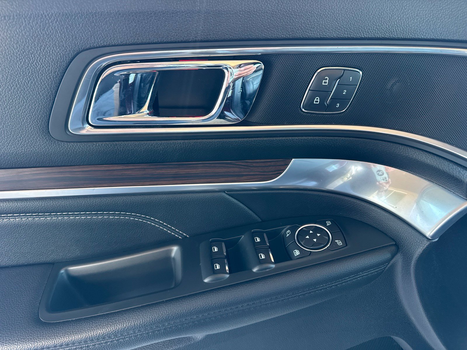 Certified 2019 Ford Explorer Limited w/ Ford Safe & Smart Package AWD/4WD image 28