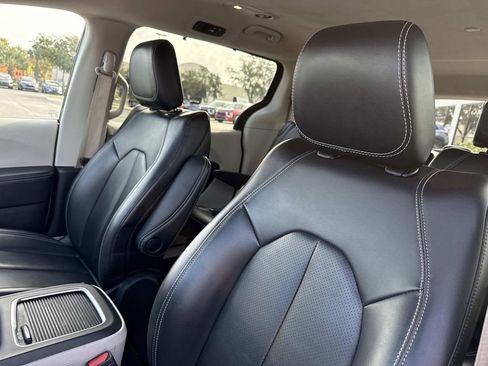 Used 2023 Chrysler Pacifica Touring-L image 22