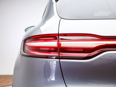 Used 2025 Porsche Macan image 8