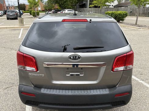 Used 2012 Kia Sorento LX w/ Third Row Pkg image 11