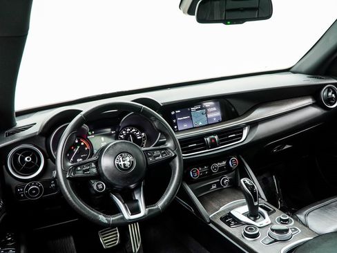 Used 2022 Alfa Romeo Stelvio Ti image 5
