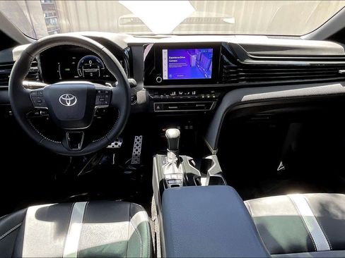 Used 2025 Toyota Camry SE image 15