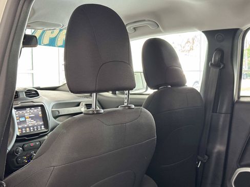 Used 2018 Jeep Renegade Latitude w/ UConnect 8.4 Nav Group FWD image 7