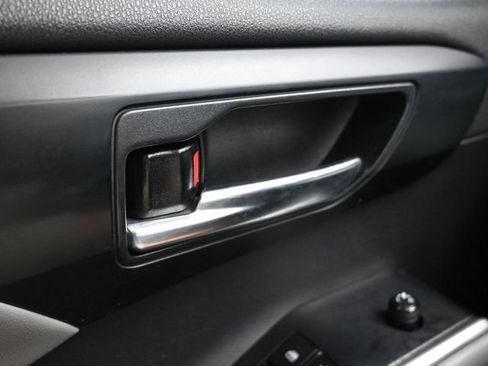 Used 2022 Toyota Highlander XLE image 28