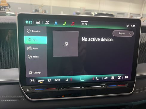 Certified 2025 Volkswagen Tiguan SE image 20