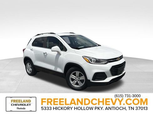 Used 2017 Chevrolet Trax LT w/ LT Convenience Package FWD image 1