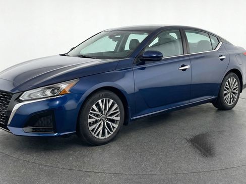 Used 2025 Nissan Altima 2.5 SV image 3