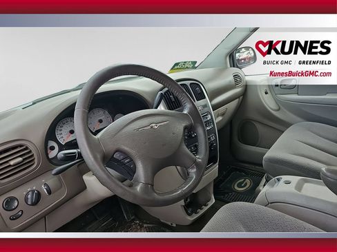 Used 2006 Chrysler Town & Country Touring FWD image 17