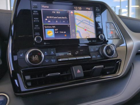 Used 2020 Toyota Highlander XLE AWD/4WD image 28
