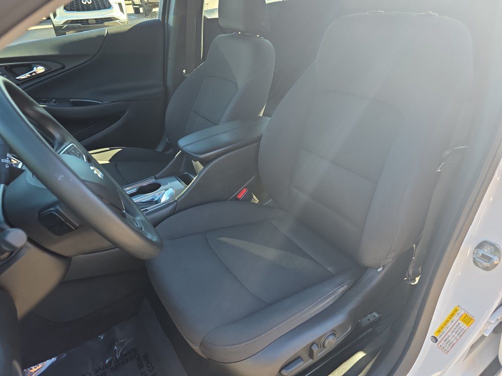 Used 2017 Chevrolet Malibu LT FWD image 14
