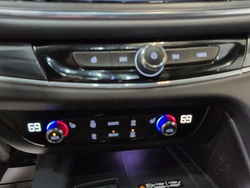 Used 2023 Buick Enclave Essence AWD/4WD image 23