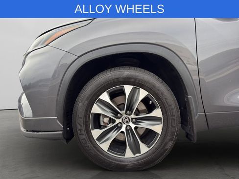 Used 2021 Toyota Highlander XLE AWD/4WD image 12