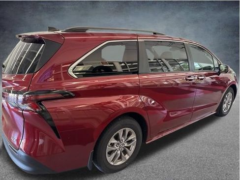 Used 2026 Toyota Sienna XLE FWD image 6