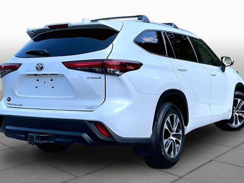 Used 2022 Toyota Highlander XLE AWD/4WD image 12
