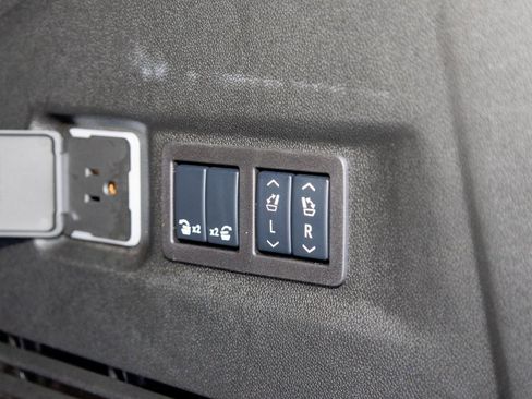 Used 2025 Chevrolet Suburban Z71 w/ Comfort Package image 24