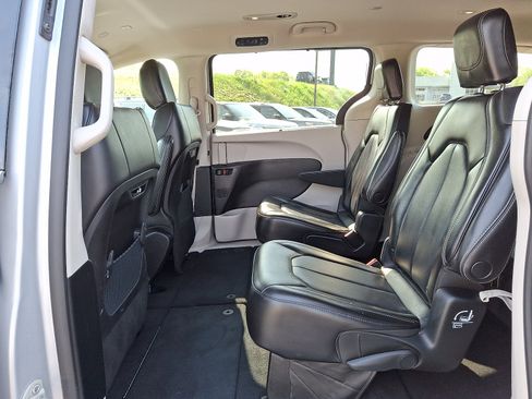 Used 2023 Chrysler Pacifica Touring-L FWD image 10