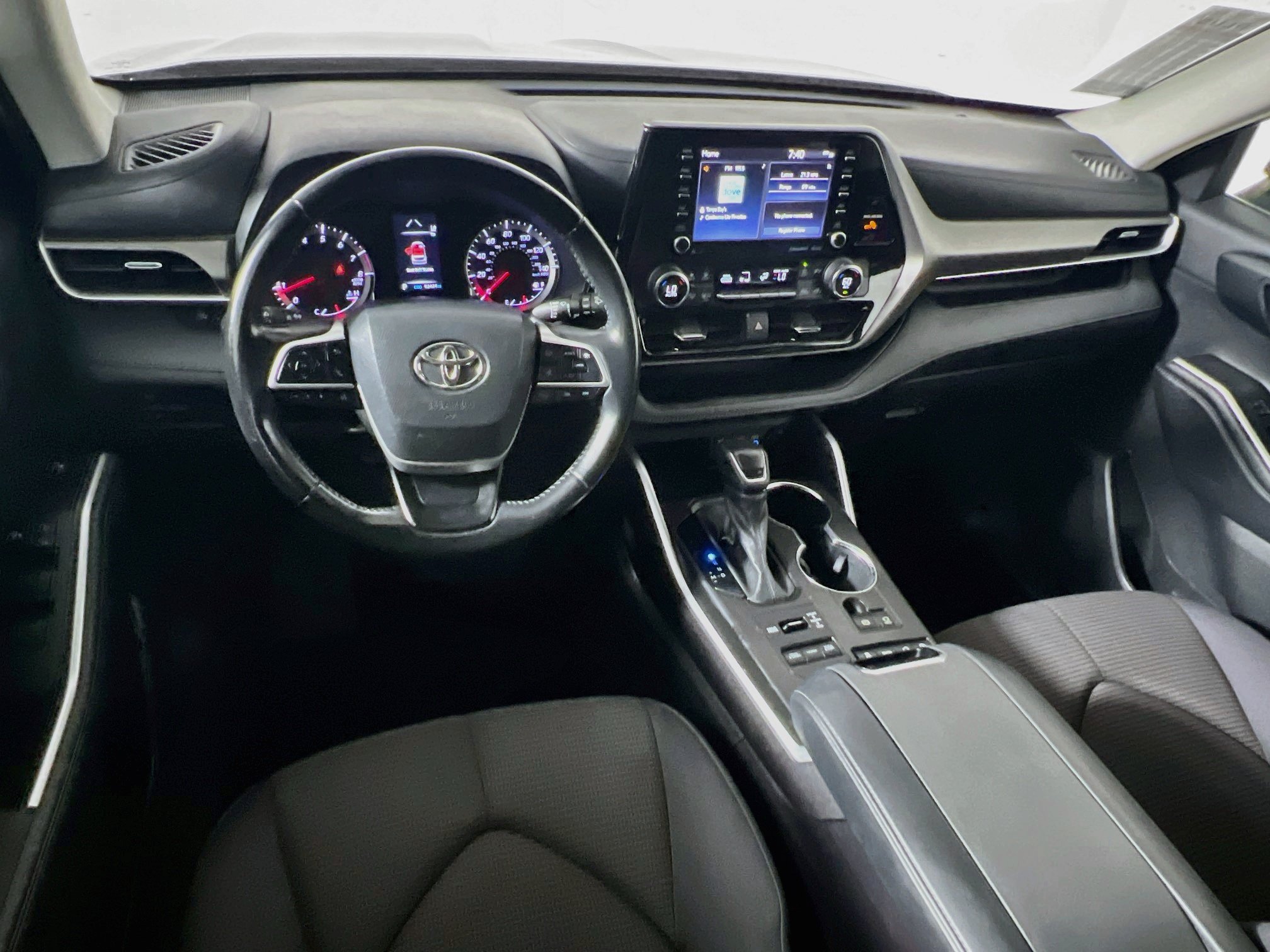 Used 2022 Toyota Highlander LE AWD/4WD image 29