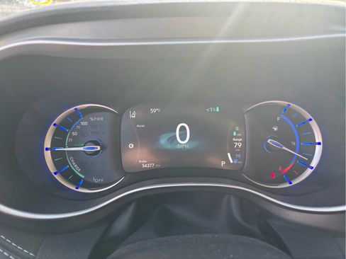 Used 2024 Chrysler Pacifica Select image 10