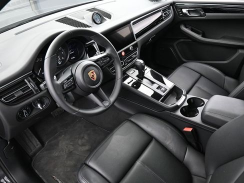 Certified 2025 Porsche Macan image 4