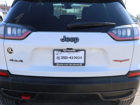 Used 2022 Jeep Cherokee Trailhawk image 6