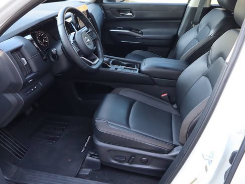 Used 2024 Nissan Pathfinder SL FWD image 16