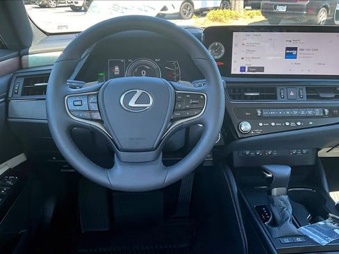 Used 2025 Lexus ES 300h w/ Premium Package image 5