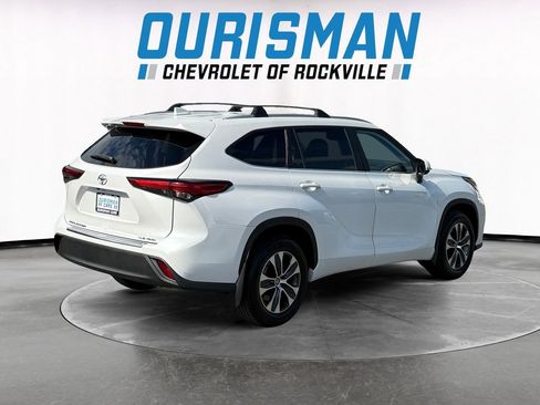Used 2023 Toyota Highlander XLE AWD/4WD image 6