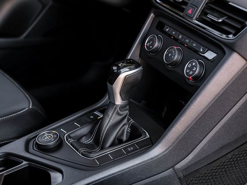 Used 2022 Volkswagen Taos SE image 32