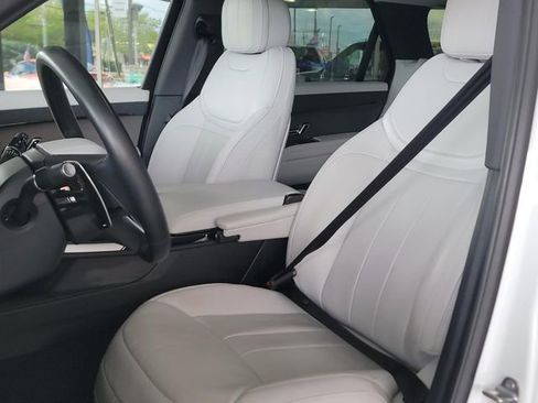 Used 2024 Land Rover Range Rover Sport SE AWD/4WD image 9