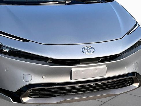 Used 2024 Toyota Prius XLE FWD image 31