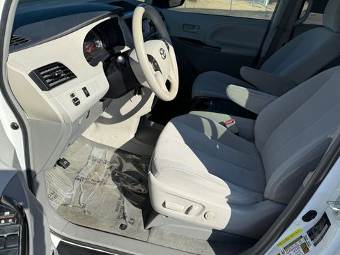 Used 2014 Toyota Sienna LE image 20