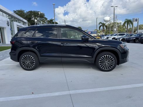 New 2025 Volkswagen Taos SE image 2