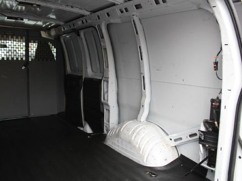 Used 2022 GMC Savana 2500 image 31