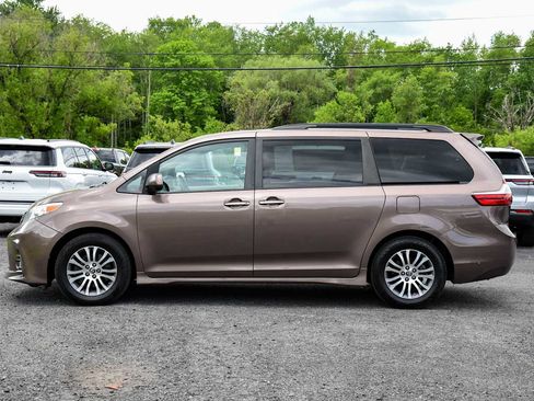 Used 2018 Toyota Sienna XLE FWD image 6