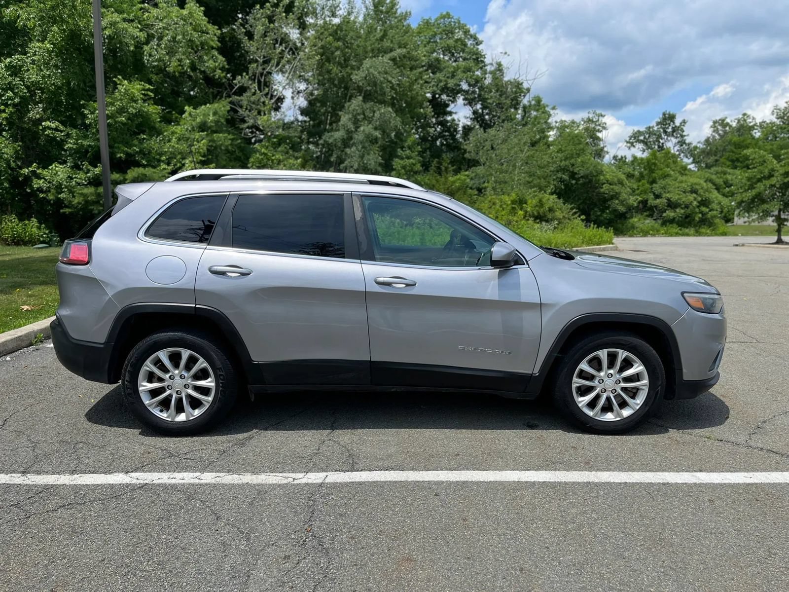 Used 2019 Jeep Cherokee Latitude w/ Popular Appearance Group FWD image 4
