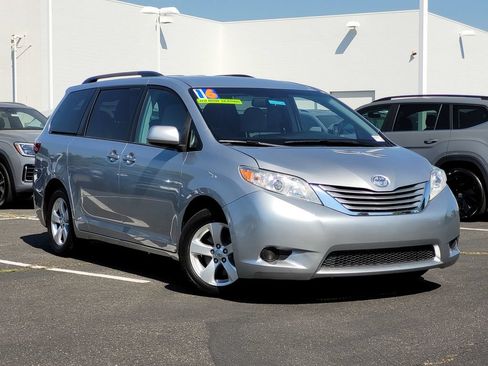 Used 2016 Toyota Sienna LE FWD image 2