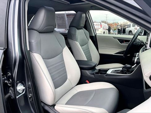 Used 2019 Toyota RAV4 XLE Premium image 7