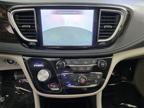 Used 2023 Chrysler Pacifica Limited image 25