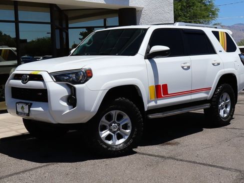 Used 2018 Toyota 4Runner SR5 AWD/4WD image 2