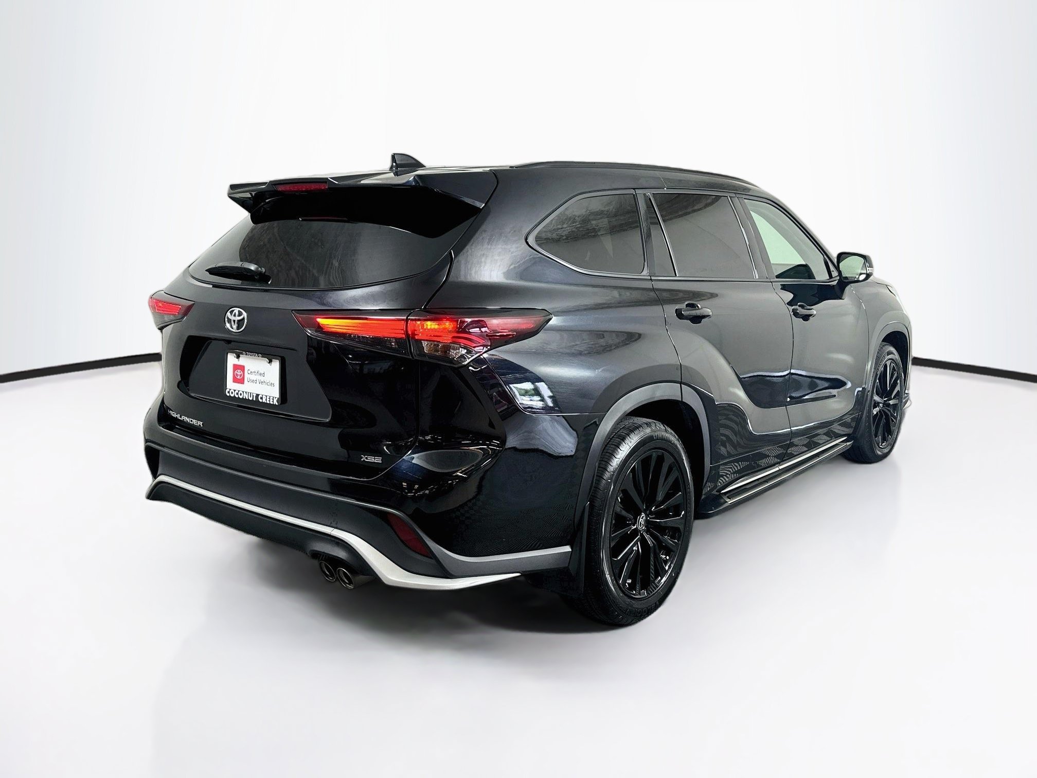 Used 2024 Toyota Highlander XSE FWD image 3