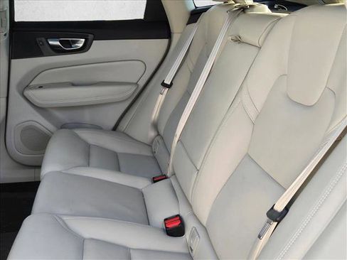 Used 2022 Volvo XC60 B5 Inscription w/ Protection Package Premier image 17